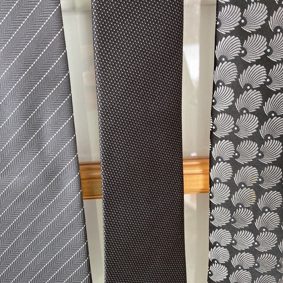 Lot of 4 black/grey premium brand ties - Picture 4 of 5
